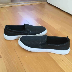 - Svarta slip on strl 37 Primark  Använda 2 gånger  Kan hämtas i Spånga/Vällingby eller så står köparen för frakt via Postnord. 
