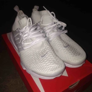  - Nike Presto Ultra Flyknit, använda en gång. Lätt en av de skönaste modellerna från Nike. Finns i Sthlm, kan även skickas då köparen står för frakt. 