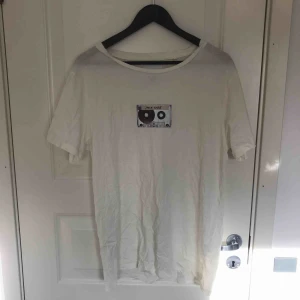  - Säljer en T-shirt som jag inte använder!☀️Köpt på Carlings. Storlek M och är i bra skick. Frakt tillkommer! 