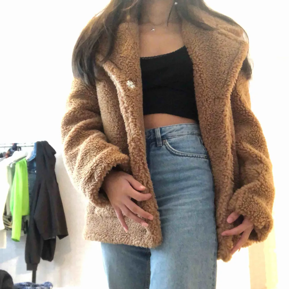 It’s used around 4 times. Purchased at the start of 2019. Original price is 1200 NOK. I don't think you can buy this anymore. Almost as good as new🐻 the size is x-small, but it’s oversized, so it will fit most🙂. Jackor.
