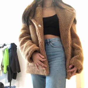  - It’s used around 4 times. Purchased at the start of 2019. Original price is 1200 NOK. I don't think you can buy this anymore. Almost as good as new🐻 the size is x-small, but it’s oversized, so it will fit most🙂