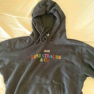 - Säljer denna fina hoodie från levis som jag köpt på carlings (originalpris : 779kr) pga att den ej kommer till användning. Använd ett fåtal gånger. Tvättas såklart innan jag postar. Priset kan sänkas vid snabb affär. Köparen betalar även frakt! 💕 