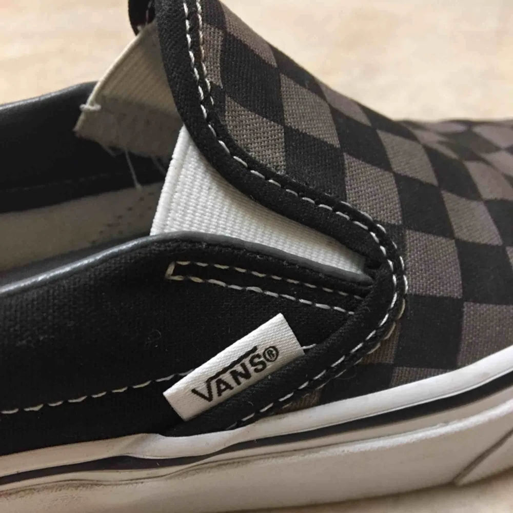 Vans skor grå/svarta  Bud som gäller från 500kr Nytt skick använda 2-3 gånger  Köpta för 700kr. Skor.