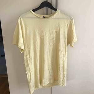 Enkel ljusgul T-shirt från H&M.💫 Storlek L men är ganska liten ändå. Använd fåtal gånger. Frakt tillkommer!☀️