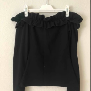  - Svart off shoulder tröja från Nelly, knappt använd, jättefint skick