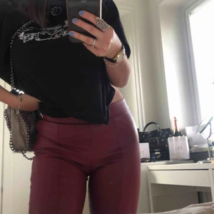 Zara läderbyxor  - Skitsnygga röda läderbyxor från Zara i år! Strl S, nypris-250. Säljer då jag aldrig använder längre, bara använda vid få tillfällen. Sitter skitsnyggt och framhäver former, små slits vid fötterna.  Frakt-59