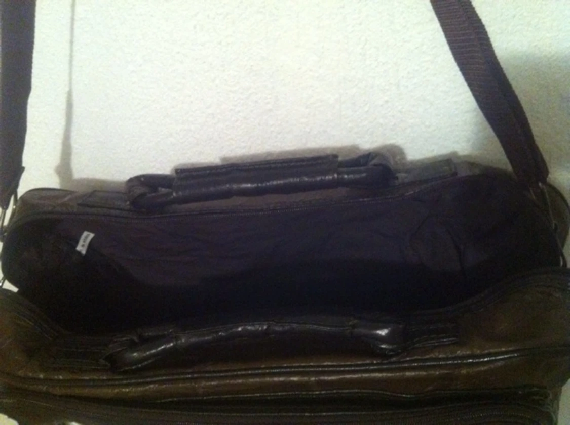 Snygg och rymlig datorväska/axelbands-väska i läderimitation.  - 1419290859