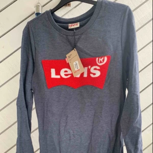  - Levis tröja , i stretch material , strl;S/M  Helt ny me prislapp!  Köparen står för frakten !