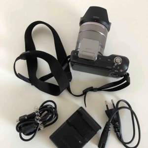  - Säljer min Sony NEX 3 kamera 14,2 megapixlar som jag haft i många år men använd ytterst lite, kameraväska medföljer samt original batteri+laddare USB sladd 