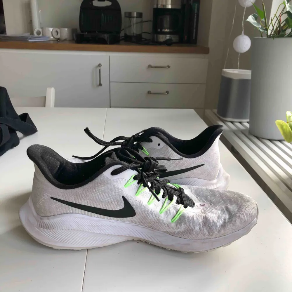 Nike air zoom vomero, nypris 1499kr. Använda max 5 gånger . Skor.