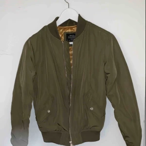  - Snygg (grön) bomberjacka.