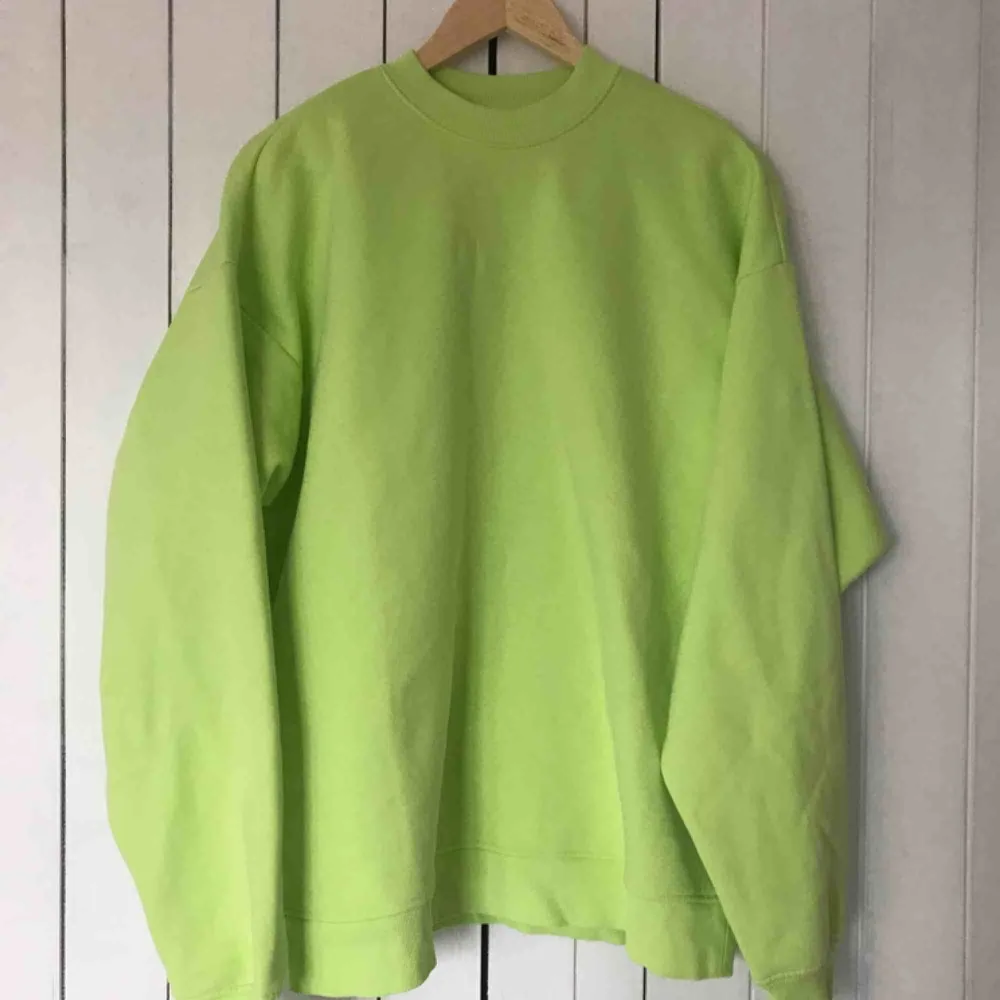 Neongrön sweatshirt från Weekday. Aldrig använd. Boxig modell med tajt hals. Köparen står för frakt eller möts i Gbg✨. Tröjor & Koftor.