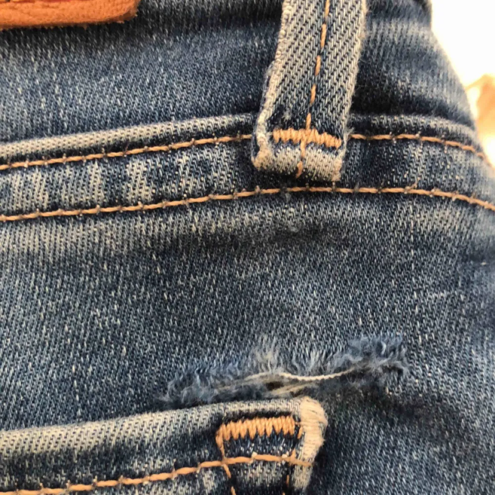 Levis jeans jätte snygga, modell 710. Litet hål som ni ser på bild 3. Jeans & Byxor.