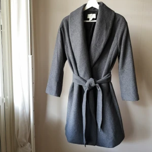  - Super fin omlott kappa utan dragskedja/knappar från HM, super fint skick förutom att det är hål i fickorna (därav det låga priset, men är man händig är det ju inget större broblem). 