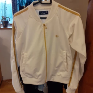  - Är storlek 38 men passar mig som brukar är 34-36. Kan mötas upp i Skåne.