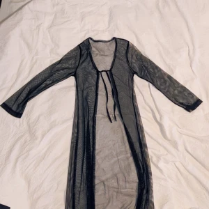  - Sheer rock i mesh!  Så cool! Men använd 1 gång bara så förtjänar ett bättre hem. ca 140 cm i längd från axeln ned.  Köpt på Humana Second Hand. 