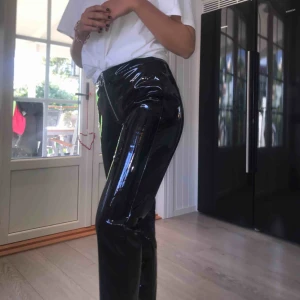  - Trendalert!!! 🚨🚨🚨 skitsnygga och trendiga lackbrallor från junkyard med en dragkedja i fram 🥰🥰🥰 