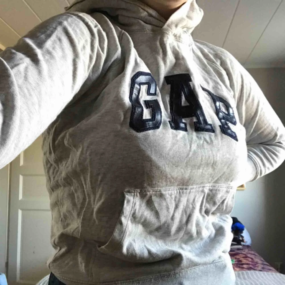 GAP-hoodie köpt i USA för några år sen!! bara använd ett fåtal gånger! köpare står för frakt!. Hoodies.