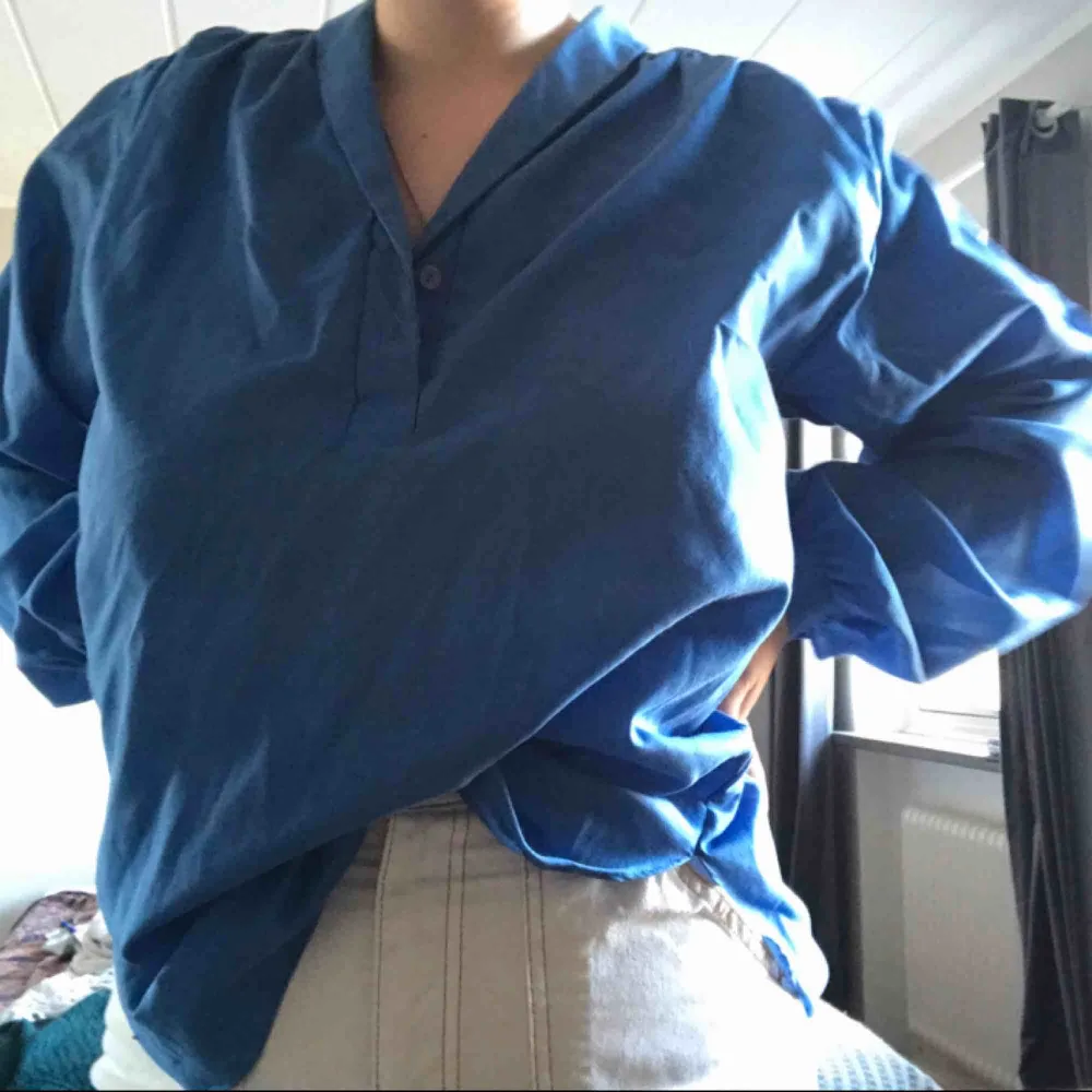 superfin blå skjorta med ljuslila knappar köpt på second hand! jättegullig färg som passar till de flesta byxor & får blåa ögon att verkligen stå ut!! använd kanske en gång :/ köpare står för frakt !. Skjortor.
