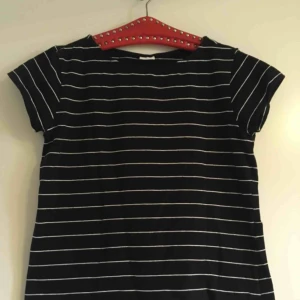  - T-shirt använd fåtal gånger är i bra skick. Annat pris kan diskuteras om så vill:)