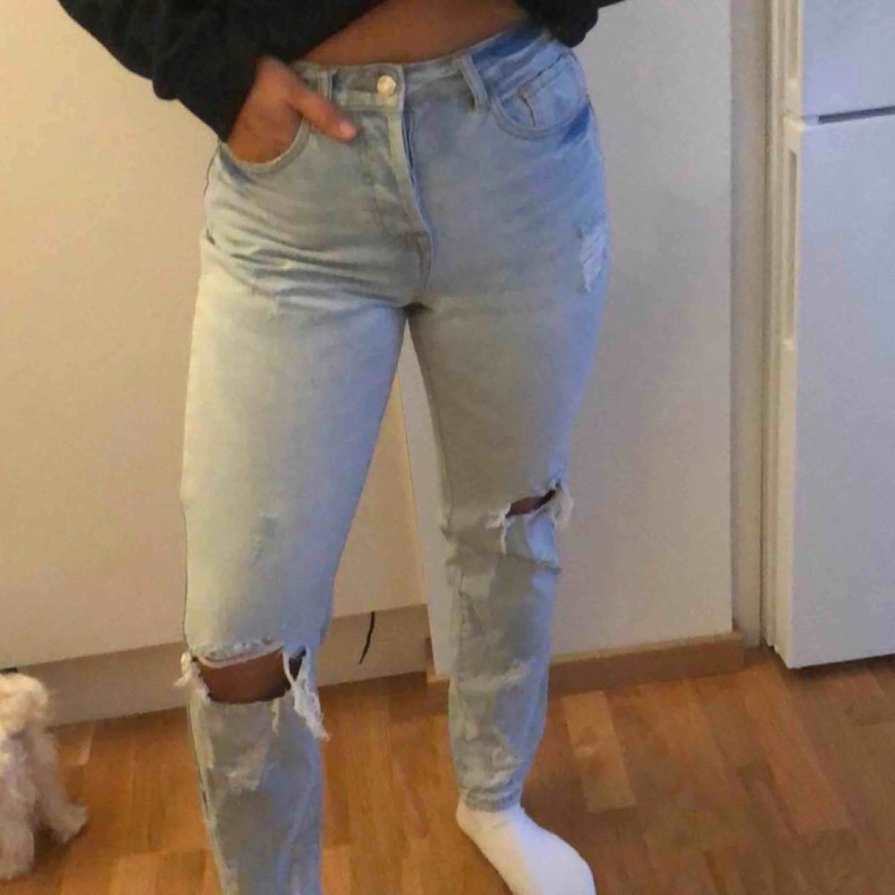 Supersnygga jeans från missguided denim. Köpta på Nelly.com. Aldrig använda, passade inte mig därav säljer jag dem. . Jeans & Byxor.