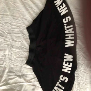  - Kort liten utsväng kjol med tryck nedtill