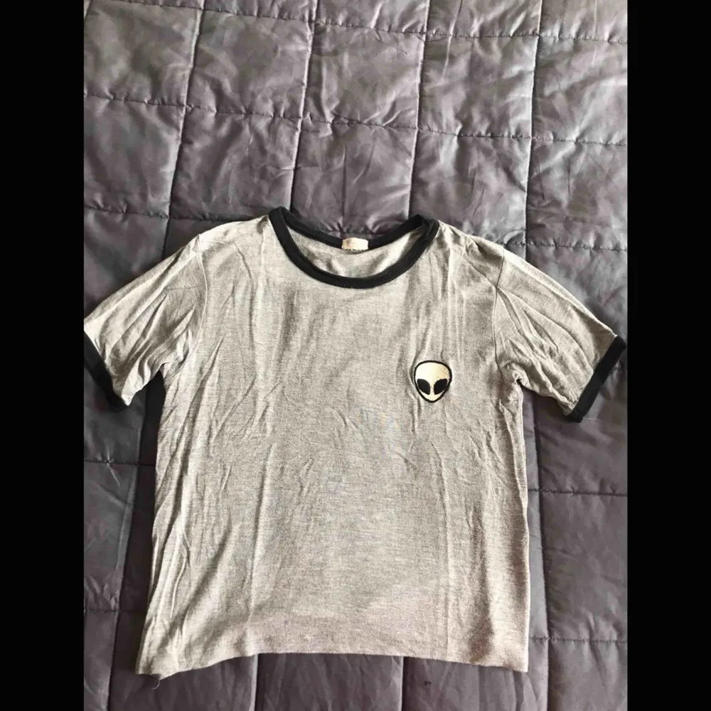 👽 T-shirt från Brandy Melville med en alien på (frakt tillkommer) 👽. T-shirts.