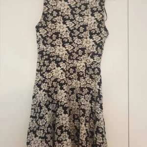  - Blommig klänning från H&M Dragkedja bak till. Storlek:small 36 Begagnat skick. Köparen betalar frakten. Har swish.