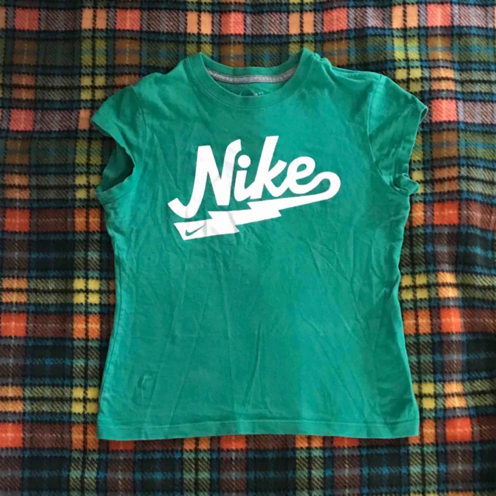 Vackra små vintage Nike t-shirt. Små storlek med korta ärmar . T-shirts.