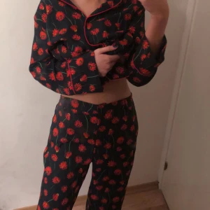  - Byxor strl 40, överdel strl 38. Sett från HM, brukar kallas för ”pyjamas sett”. Aldrig använt!  