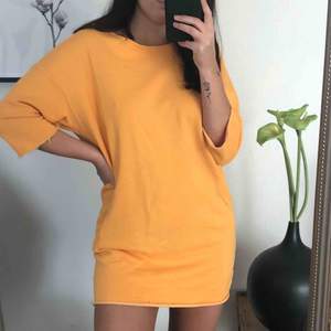 Orange t-shirt klänning från BikBok! Dm vid intresse 🥰