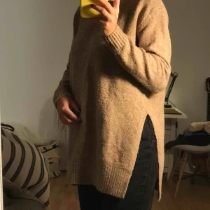  - Skön stickad tröja. Den är lite nopprig men fortfarande fin. Köpt på h&m. Frakt tillkommer