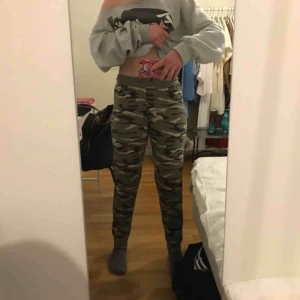  - Mjukis byxor från Ginatricot. Sällan använda. Passar både någon me str S och XS speciellt XS om man vill ha pösigare byxor och som är längre vid benen.  Väldigt bra kvalitet fortfarande