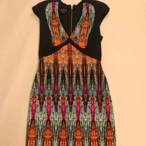  - Klänning, súper fin. Taight till figuren.  Går till strax under knän.   Dragkedja in the back.  