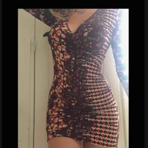  - Kroppstight stretchig klänning med fyrkantiga mönster i brun, röd, vit och svart🧚‍♀️ Använd ett fåtal gånger! 
