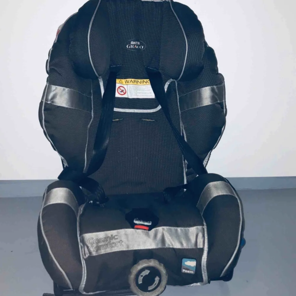 Graco Bältesstol Affix Stargazer är en praktisk och säker bilstol för barn. Det höga ryggstödet samt de kraftiga sidostöden ger komplett stöd.   Färg: Svart.. Övrigt.