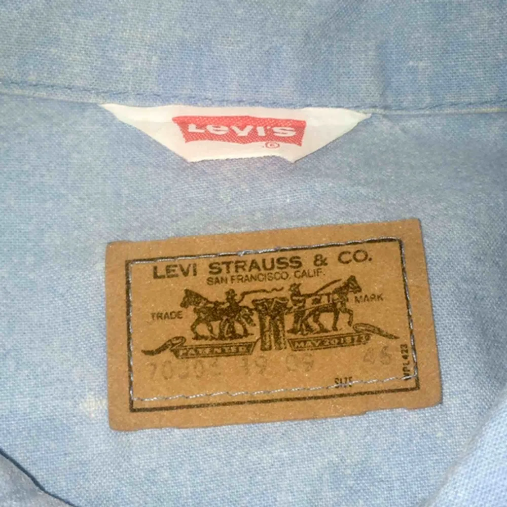Ljus vintage Levis-jeansjacka. Med McDonald’s-märke påsytt av mig. Passar mig som har S/M. Snygg till våren. FRI FRAKT. . Jackor.