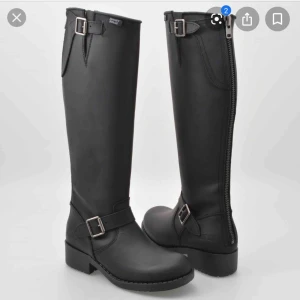  - Säljer mina svarta Johnny bulls, köpa för ca 1700 kr. Använda ett fåtal gånger så är i bra skick!⭐️💫🌟✨