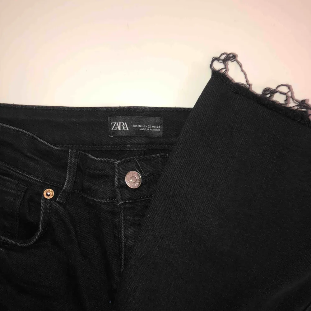 Supersnygga croppade svarta jeans från zara. Säljer på grund av att de är förstora i midjan (lite större än vanliga 34 skulle jag säga). Knappt använda. Köparen betalar frakten.. Jeans & Byxor.
