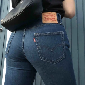  - Assnygga Levi’s jeans i modellen 511. Liten i storleken så skulle säga W 28. En klassiker som alltid funkar. Modellen är 173 cm lång.