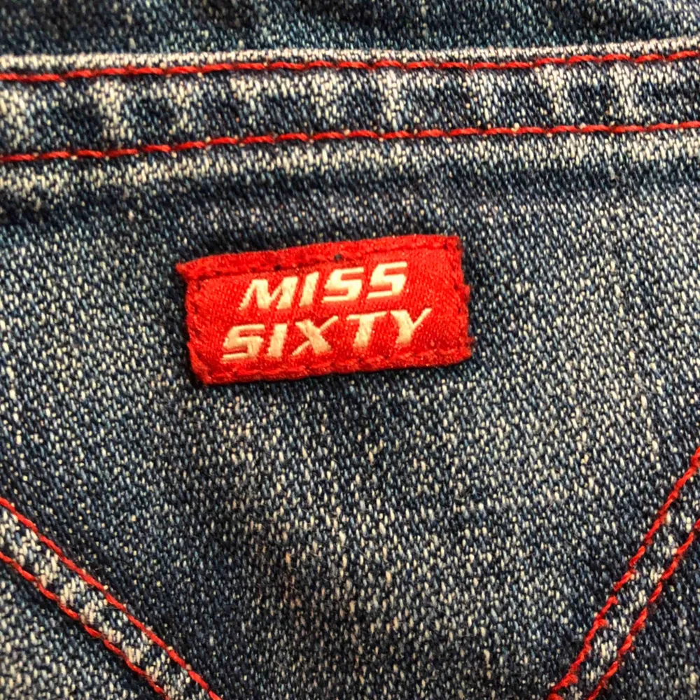 Coola bootcut jeans med röda sömmar. Från märket MISS SIXTY. Modellen är 160cm lång.  Nypris 800kr. Jeans & Byxor.