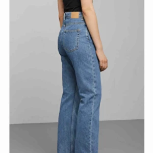  - Snyggaste jeansen från weekday i modellen voyage i färgen penblue☺️ Använda kanske 5 gånger och i superbra skick, kan mötas upp i Stockholm annars tillkommer frakt