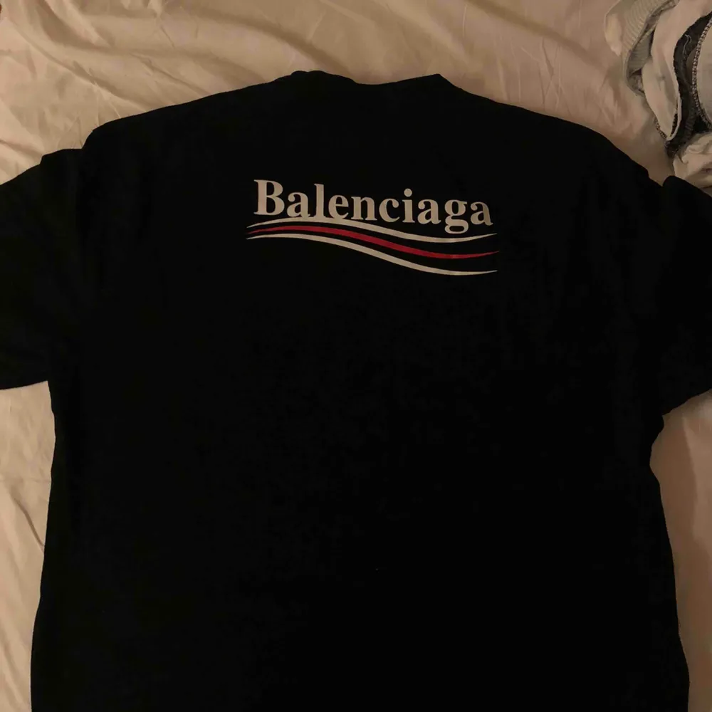 Säljer en till Balenciaga tröja i stl S, köpt på mytheresa.com, kommer ej till användning, jättefint skick! Kvitto medföljer!. T-shirts.