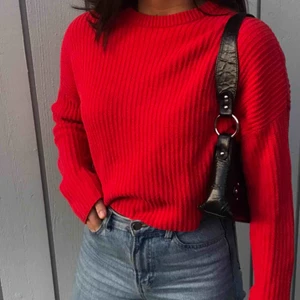 Stickad - Röd stickad tröja från Monki. En stickad med jätte fin röd färg och kortare/croppad modell. Strl XS funkar som en S/M (frakt tillkommer😉)