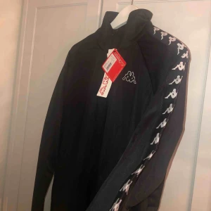  - Helt ny oanvänd Kappa jacka/tröja. Nypris är 500kr men säljer för 350  Prislapp finns kvar på, då den endast är provad.   Kan mötas upp, men kan även skickas men  då står den som köpt, för frakten! 