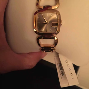  - Äkta gucci klocka köpt på urit.se. Den är ny som aldrig använt. Köpte den för 8000kr. Jag säljer den billigt pga behöver jag skicka pengar. Ok 