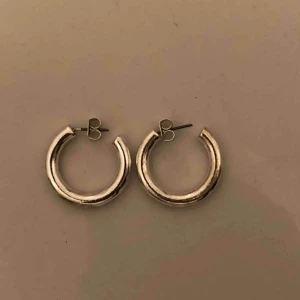  - Silvriga örhängen från weekday