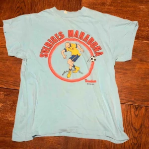  - 80-tals vintage. Single stitch. Large på lappen men sitter som medium. Något kort i modellen. Kan hämtas i Uppsala eller skickas mot fraktkostnad.