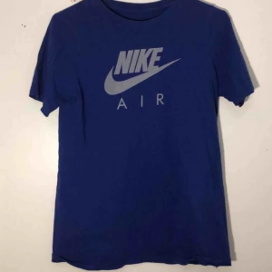  - Mörkblå nike t-shirt i barn storlek 
