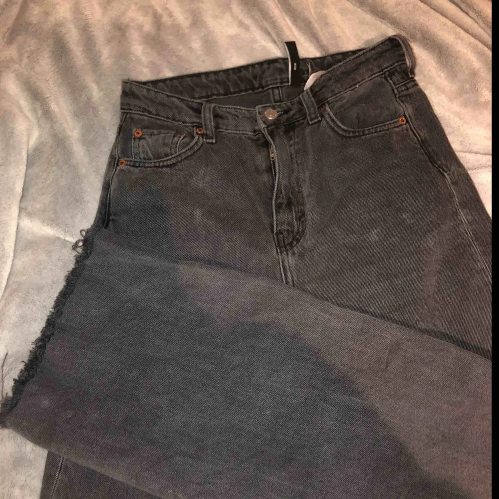 Gråa Weekday jeans i modellen Ace. Sparsamt använd! . Jeans & Byxor.